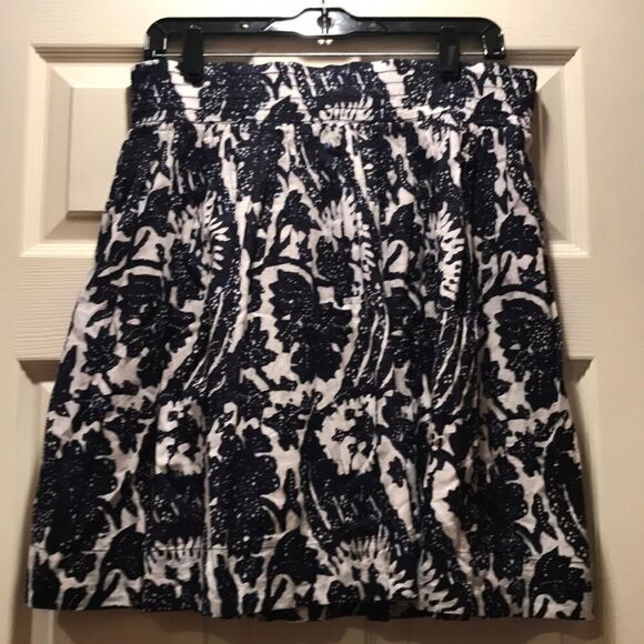 (5/$25) Banana Republic Factory Navy Floral Skirt - Picture 1 of 6